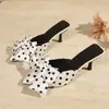 Mules de punta cruzada talla grande con lazo 2026 nuevo estilo europeo y americano de lunares tacón de aguja alto zapatillas de estar por casa para mujer