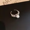 Anel aberto minimalista e etéreo de zircônia e pérola redonda, anel de dedo indicador estilo corte vintage, joia de nicho de alta qualidade
