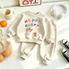 Novo Conjunto Infantil Outono Início Primavera e Outono Estilo Coreano Moletom com Letras e Urso + Calça Jogger Conjunto de Duas Peças Estiloso para Meninas