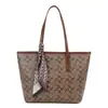 Bolso Tote Versátil de Hombro para Mujer 2025 Nuevo Invierno High-End Commuter Moda Retro Estampado de Lujo Ligero Presbiópico