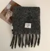 Venta de liquidación de bufandas con 40% de descuento en un puesto, bufandas largas y cortas de hilo de felpa tejido cálido para otoño e invierno en oferta