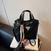 Bolsa balde de mão de linha bordada Lingge 2025 nova bolsa de ombro estilo ocidental que combina com tudo bolsa mensageiro popular de ponta para comércio exterior