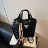 Bolsa pequena popular e moderna para mulheres, bolsa transversal casual versátil nova para o verão de 2026, bolsa de mão estilo coreano tipo balde