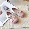 Zapatos de Princesa Bordados de Fresa Dulce Zapatos de Espectáculo para Niñas Lindos Zapatos Pequeños de Cuero Nuevo Estilo Verano 2026 Zapatos de Boca Baja