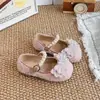 Zapatos de Cristal de Moda para Niñas 2026 Verano Nuevo Estilo Sandalias de Suela Suave Cerradas en la Punta Lazo Dulce de Perlas Zapatos Individuales Versátiles