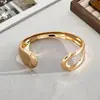 Pulsera geométrica de apertura con superficie metálica brillante, pulsera de lujo ligero de alta gama, pulsera de nicho, simple, para el trabajo, versátil, personalidad, joyería de mano para mujer