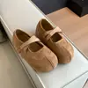 Saia de Ballet 2026 para outono, combinada com sapatos de salto baixo retrô com cadarço, novos sapatos de bico cruzado baixos para mulheres