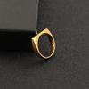 Anillo de aleación simple europeo y americano, superficie lisa, anillo de bola interior y exterior, placa ligera rectangular, anillo de metal curvo, venta al por mayor transfronteriza