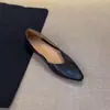 Zapatos planos de ante suave para mujer, punta fina estilo francés, slip-on, versátiles para ir al trabajo, diseño único, zapatos planos de trabajo