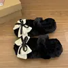 Nuevos estilos de otoño e invierno de pantuflas de moda, de suela gruesa y peludas para mujer, adecuadas para usar en exteriores, colección 2026, con diseño de lazo y un alto atractivo estético