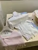 Camisa de Punto Henley de Canalé Vertical Minimalista Estilo Coreano de Verano Ajustada de Tacto Frío para Mujer W10220