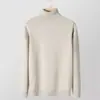 Suéter de cuello alto para hombre, nuevo tejido de punto de capa base ajustado para otoño e invierno, suéter fino versátil de moda estilo coreano