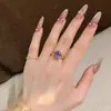 Elegante Anillo Rosa Brillante de Diamante con Cuatro Garras, Exquisito y Lujoso, Anillo de Dedo Índice a la Moda, Cambia de Color con Luz Fluorescente Púrpura