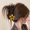 Elegante Pinza para el Cabello Triángulo con Perlas Rojas y Diseño de Flor, Pasador Único de Alta Gama, Nuevo Modelo 2026, Hermoso Accesorio para el Cabello