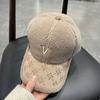 Gorro de Felpa para Otoño e Invierno para Mujer con Letra V, Gorra de Béisbol Versátil y de Moda Estilo Coreano que Hace que la Cara se Vea Más Pequeña, Gorra de Pico de Pato de Moda