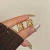 Pendientes Irregulares Simples Versátiles de Aguja Plateada en Forma de C Pendientes Pequeños Elegantes Simples para Ropa de Trabajo Diaria Pendientes de Nicho para Mujer