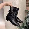 Nueva Colección Otoño/Invierno 2026: Botines Elegantes y con Estilo para Mujer con Tacón Grueso, Punta Cuadrada, Detalle de Hebilla y Diseño Plisado