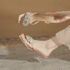 Sandálias de Moda Salto Alto Jingang My45111 para Uso Externo Nova Coleção Verão 2025 Bico Quadrado Salto Grosso Versátil Salto Médio Sapatos Femininos