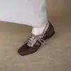Sapatos de Couro com Cadarço para Mulheres, Design de Nicho Retrô, Novos Mocassins Estilo Britânico para Primavera e Outono, Padrão Esculpido Versátil 2026
