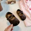 Zapatos Mary Jane de moda estilo francés para niños, nueva colección primavera/otoño 2026, zapatos de cuero de suela blanda para niñas, zapatos planos versátiles para bebés