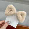 Horquilla de peluche triangular con flequillo para la frente, tamaño pequeño, con agarre, bonita horquilla peluda, tocado, pinza para el pelo de lana de cordero para mujer