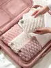 Bolsa de maquillaje a cuadros de coral polar para invierno, gran capacidad, tacto de alta gama, bolsa de almacenamiento de cosméticos de mano, en stock para venta especial