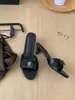 Sandalias de tacón de aguja de satén francés con hebilla de metal Chuyuji para mujer, nuevo estilo veraniego abierto elegante para vacaciones