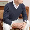 Colección de otoño e invierno de alta gama para hombre: un suéter de punto jacquard de manga larga con cuello en V, elegante, minimalista y casual, perfecto para cualquier atuendo