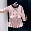 Conjunto de punto rosa nuevo para otoño 2026 estilo coreano para niñas, dulce suéter cruzado y falda plisada para bebés, moderno