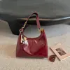 Bolsa de ombro grande para mulheres, novo estilo 2026, luxo leve, design de nicho, toque de alta qualidade, versátil para o dia a dia, bolsa vermelha para casamento