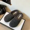 Chinelos de Pelo Birkenstock Femininos 2026 Estilo Novo de Inverno Uso Externo Acolchoado Quente Slip-on Bico Fechado Meio Chinelo