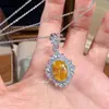 Colar de Corrente para Clavícula com Pingente de Ovo de Pombo de Alto Quilate com Corte Flor de Gelo para Mulheres, Transmissão ao Vivo, Venda Quente, Luxo Leve, Sensação de Alta Qualidade, Oval Elegante Totalmente Cravejado
