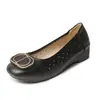 Zapatos de Madre Transpirables para Otoño Hollow, Suela Suave, Tacón Grueso Cómodo, Zapatos de una Sola Pieza de Boca Baja, Nuevo Modelo 2026, Zapatos de Cuero para Mujeres de Mediana Edad y Mayores