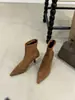 Novas botas de tornozelo de camurça para o outono e inverno de 2025, design moderno e minimalista, saltos finos, elegantes e versáteis, botas que afinam