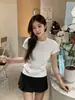 Camiseta de manga corta para mujer con hombros rectos, nuevo modelo de verano 2026, blanca, talla grande, corte ajustado, favorecedora, adecuada para usar en capas