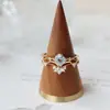 "Corolla Pálida" Anel de Broto em Forma de V com Zircônia Estilo Japonês Mesmo Estilo Simples Versátil Anel Empilhável Anel de Luxo Leve