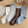 Meias versáteis estilo slouch com blocos de cor retrô, estampa floral e renda de diamante para outono e inverno para mulheres, meias de algodão sem costura no meio da panturrilha para mulheres