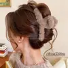 Pinza para el pelo de felpa con lunares de alta gama 2026, Pinza de tiburón moderna y exquisita para mujer, Versátil para el uso diario y el trabajo, Accesorio para el cabello