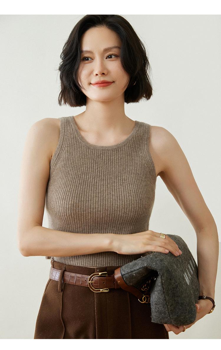 复制_早秋新款圆领女士轻色抽条无袖打底衫修身显.jpg