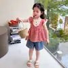 Conjunto Moderno de Duas Peças para Bebês Meninas, Novo Estilo Verão 2026, Vestido Casual Fresco de Manga Curta e Conjunto de Shorts Jeans
