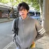 Suéter Vermelho de Três Listras Ano do Rato Masculino Inverno Estilo Preguiçoso Retrô Tricô Caimento Limpo Cardigã Peça de Fora