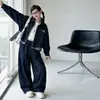Conjunto de mezclilla para niñas, colección de otoño 2026, estilo nuevo para niñas mayores, con una chaqueta tipo dos piezas y pantalones casuales de pierna ancha para primavera y otoño