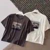 Verão 2026 Novo Estilo Coreano Moda Gola Redonda Estampa de Letras Manga Curta Camiseta Feminina Solta Emagrecedora Versátil Top