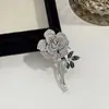 Nuevo Broche de Rosa Estilo Chino con Acabado de Alta Gama, Broche Electrochapado Bicolor, Accesorio Versátil y Elegante para Abrigo