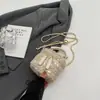 A bolsa de ombro lisa da moda deste ano, da nova coleção outono/inverno 2026, apresenta um design moderno e minimalista, perfeita para o trajeto diário e como uma pequena bolsa quadrada transversal.