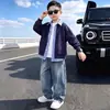 Conjunto de primavera e outono para meninos, um estiloso conjunto de duas peças xadrez em estilo coreano, um conjunto de duas peças moderno e legal para crianças mais velhas, adequado para exportação