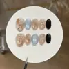 Yizhigu [Latte Azul Hielo] Flor Pequeña Maillard Ámbar Marrón Cálido Gradiente Ojo de Gato Uñas Portátiles Hechas a Mano
