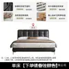 Cama flutuante moderna na cor creme em estilo vintage, quarto principal minimalista italiano, cama com padrão de waffle preto, quarto principal moderno e simples, cama grande