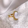 Anillo Abierto de Acero Inoxidable con Borde Trenzado de Nácar Blanco Vintage, Botón con Patrón Chapado en Oro de 18 Quilates, Anillo Elegante Estilo Chanel
