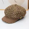 Gorra de visera estilo periódico con estampado de leopardo para otoño e invierno para mujer, gorra de retazos vintage, moderna y versátil, hace que la cara se vea más pequeña, gorra de artista estilo británico